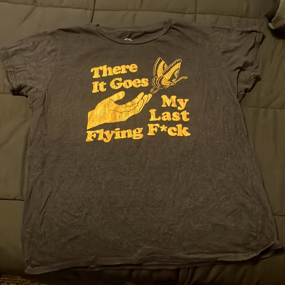 Grey and yellow tshirt.